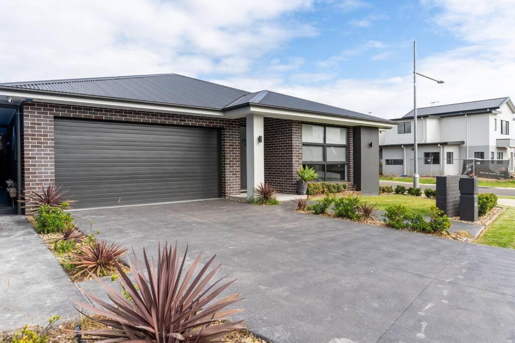 Neat 4 Bedroom In Catherine Fields Narellan Exterior photo